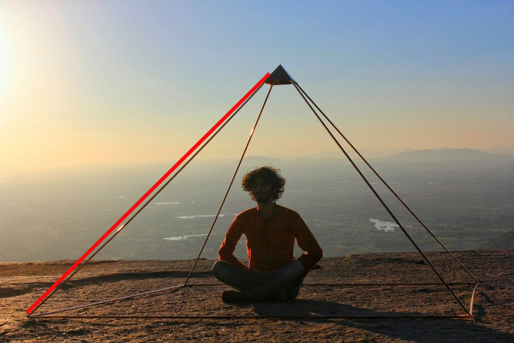 Doorzakken koperen piramide